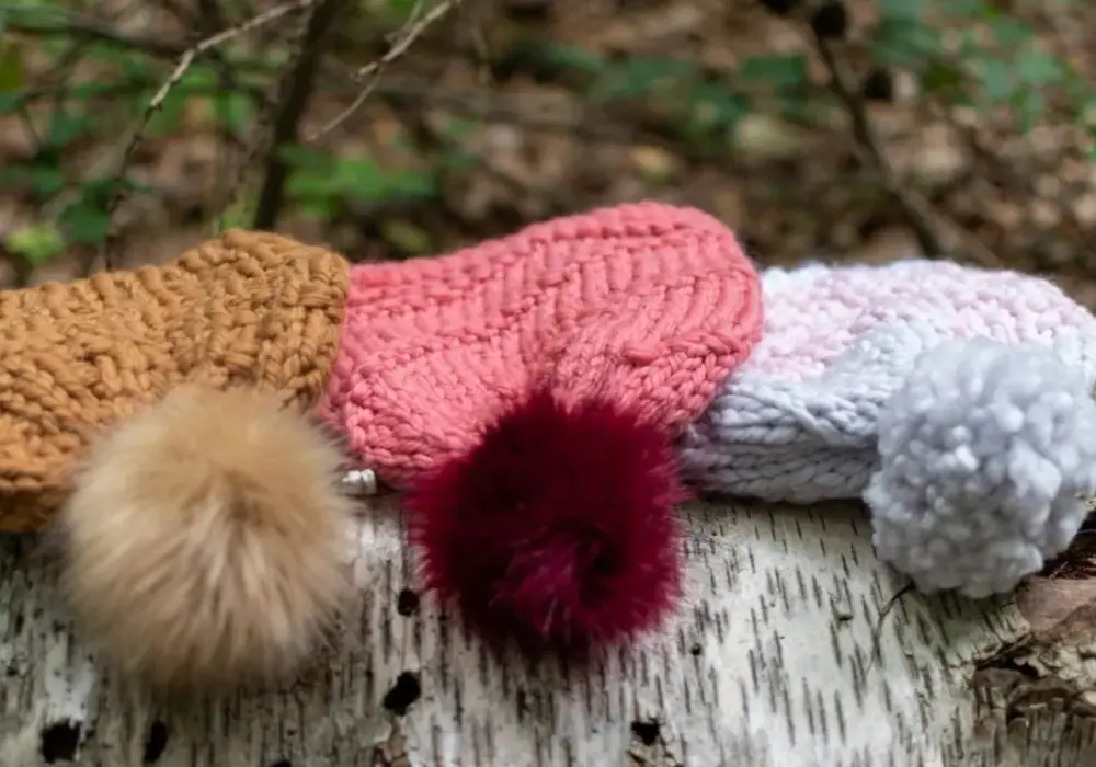Po co jest pompon w czapce? Historia i funkcje, które zaskakują