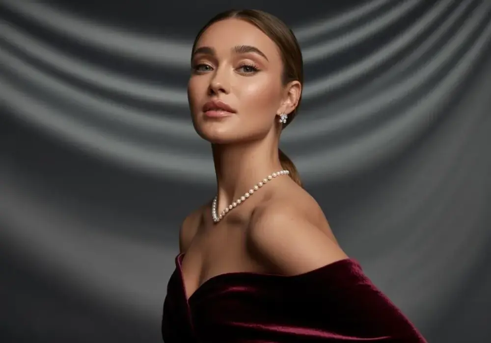 Jaka biżuteria do bordowej sukienki? 7 porad na idealny look