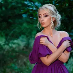 Jaka biżuteria do fioletowej sukienki, aby uniknąć modowej wpadki?