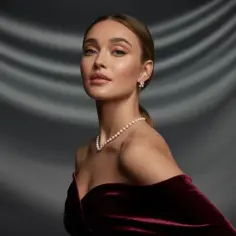 Jaka biżuteria do bordowej sukienki? 7 porad na idealny look